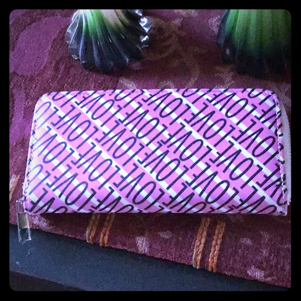 NWOT 💕LOVE💕 zip-around wallet 💘💘